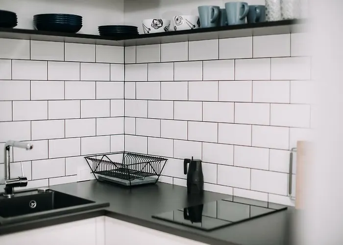 Hanna's With Free Parking