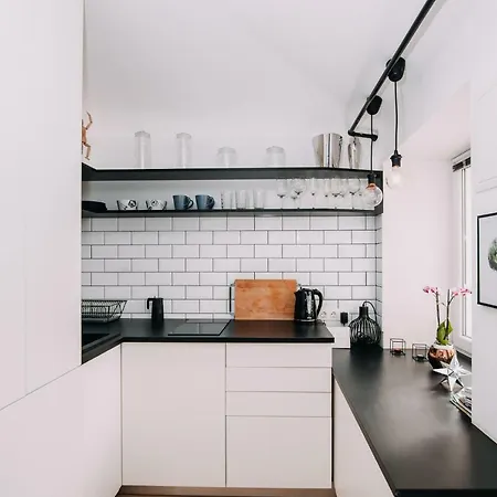 Hanna's With Free Parking