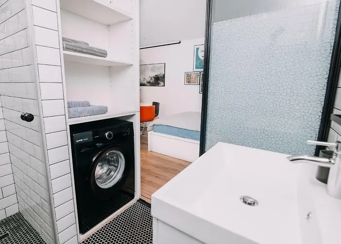 Hanna's With Free Parking *